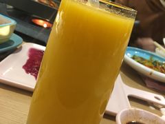 鲜榨芒果汁-街角等你.大连海鲜烧烤(西安路店)