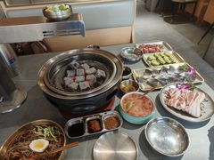 -围炉肉舍•炭烤活鳗•丹东海鲜烤肉(步行街店)