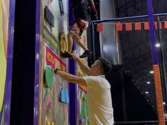-嘿哟动霸CHUA·新潮玩运动娱乐中心·蹦床滑冰团建乐园