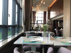 靠窗位-青岛中心假日酒店·蓝天行政酒廊