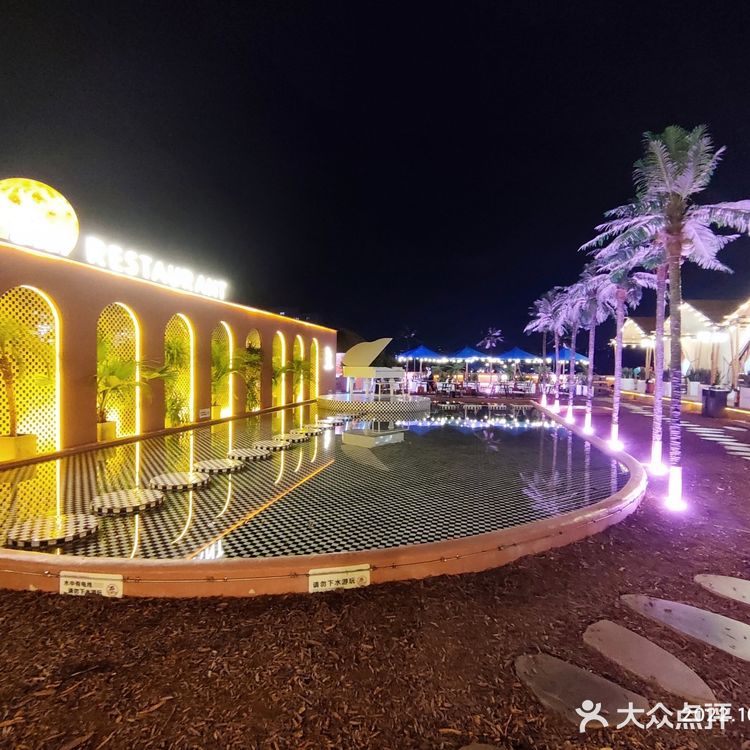 没赶上夕阳，但赶上了夜景和表演，凉爽的秋天在户外吃饭[牛排]。