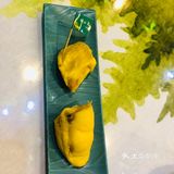 这是猫山王拼盘和它其中一个果肉～ 肉质很好
