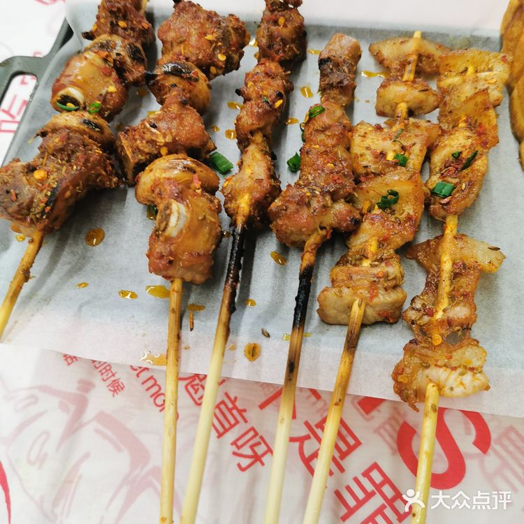 位置是在伍家岭北君悦香邸的外街，里面外面都有座椅