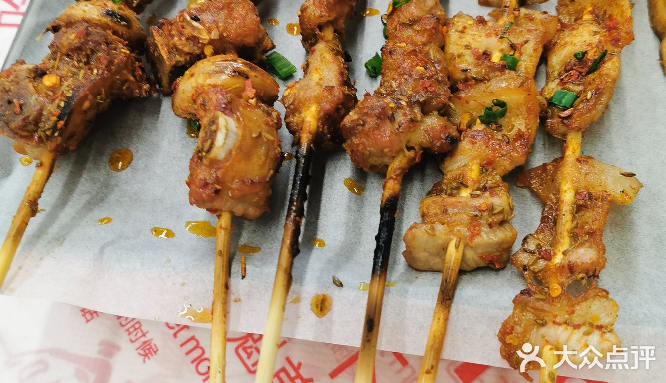 位置是在伍家岭北君悦香邸的外街，里面外面都有座椅