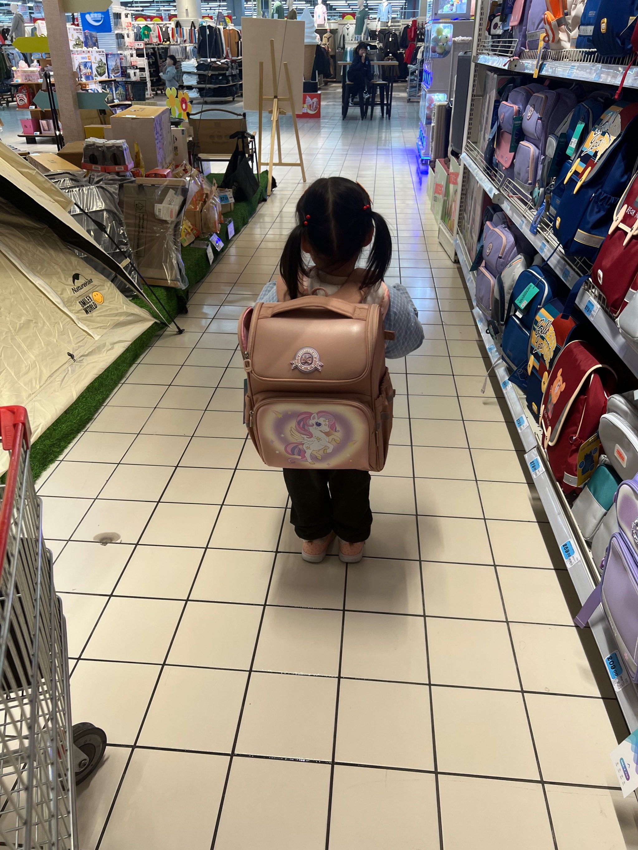 背着书包准备去上幼儿园