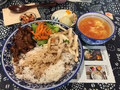 秘制红烧肉饭+素炒蘑菇-蜗牛小馆醉乡民谣云南菜(惠新西里店)