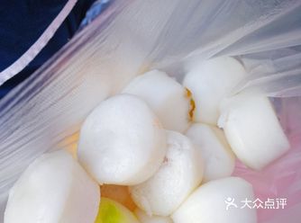 傍晚出门散步在天成花园旁边的路上看到夫妻两个推着电动