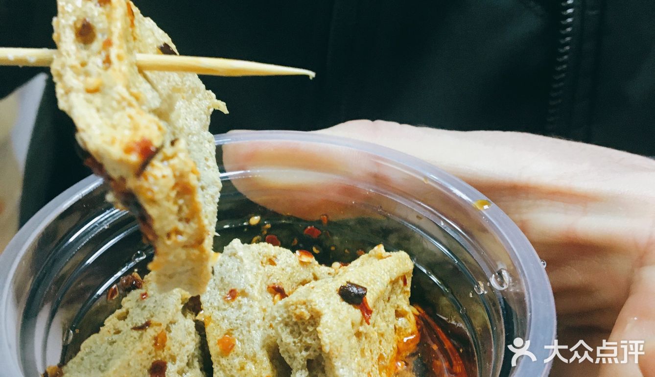 泡在茶油汤汁里的臭豆腐