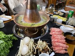 -果松木炭酸菜铜火锅·外婆参鸡汤