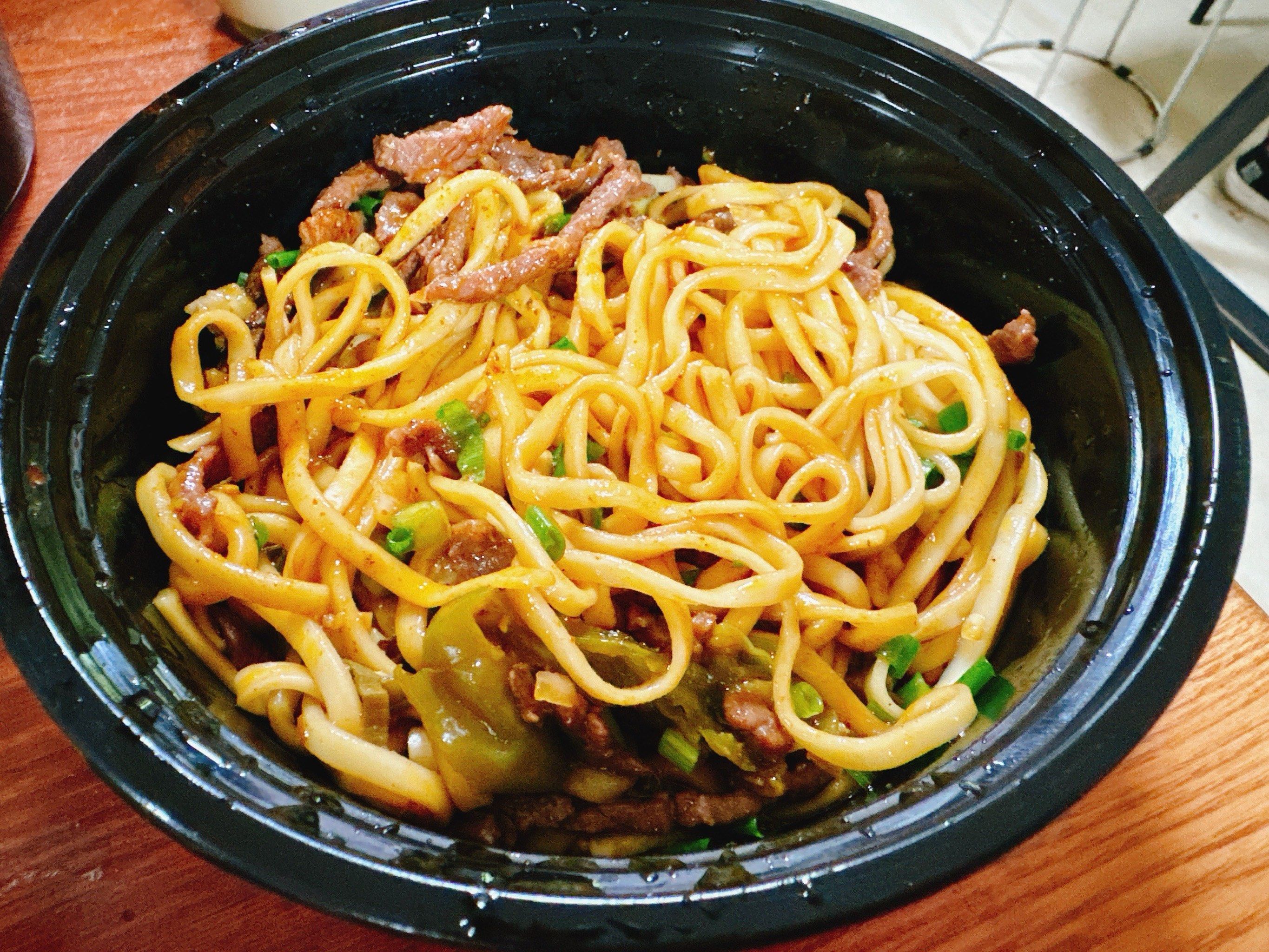 尝了余艳梅精粉拌面家的招牌牛肉丝拌面和豆皮,牛肉丝很香