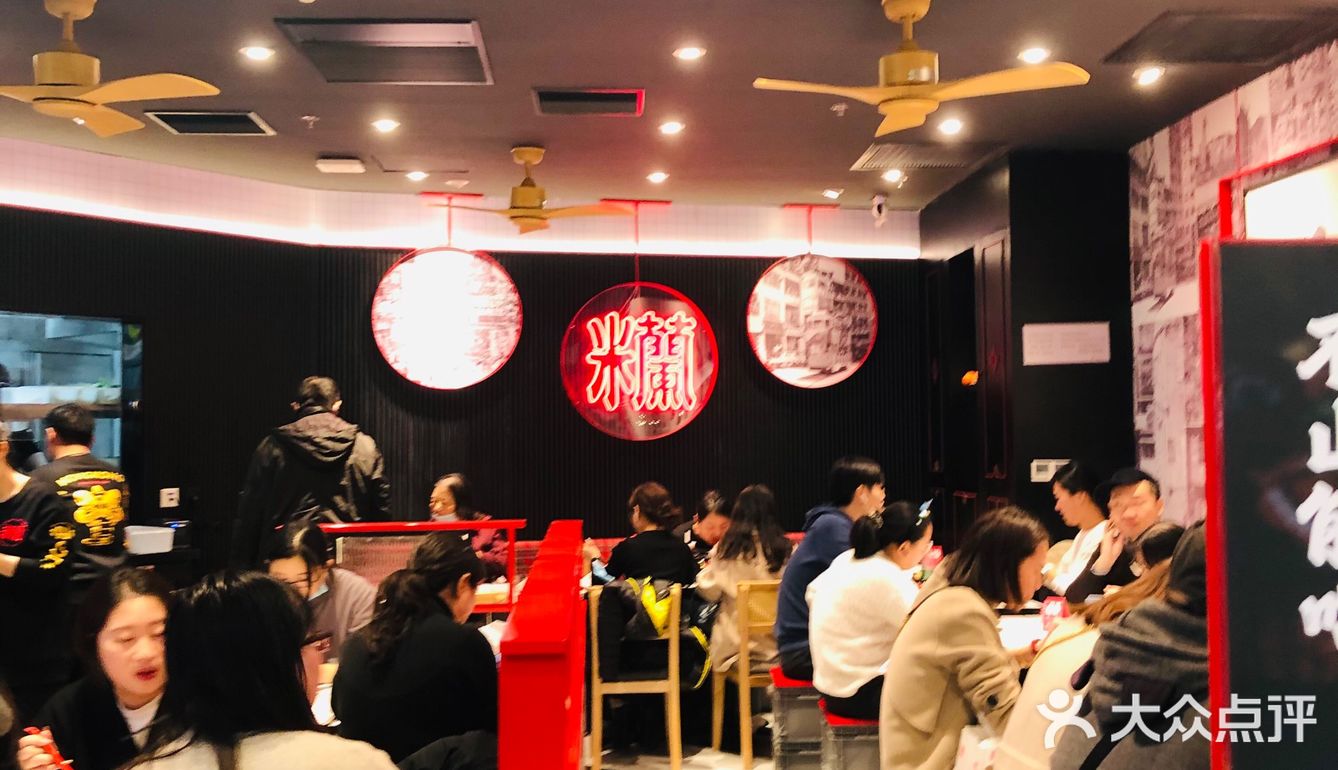 我一眼便看见了门口排着小队伍的店铺
