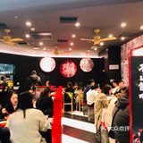 我一眼便看见了门口排着小队伍的店铺