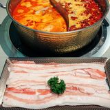 冬日温暖的酸汤猪蹄火锅