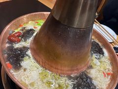 -果松木炭酸菜铜火锅·外婆参鸡汤