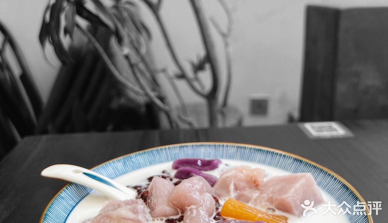 窗外芭蕉窗里灯，此时无限情