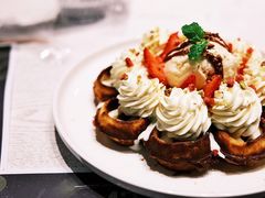 等叫草莓奶油芝士冰淇淋松饼-娜娜家·Nana's restaurant(国金汇店)