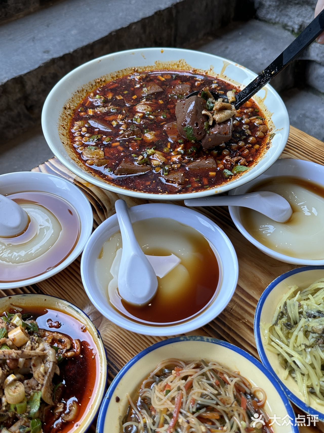 果然重庆物价是感人的！人均20的肥肠血旺吃到爽！