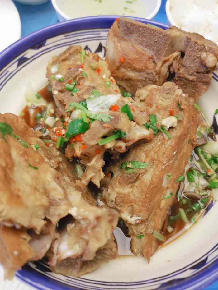 斗碗酱骨饭-"航空路美食城里的一家酱骨饭,和朋友一起来.