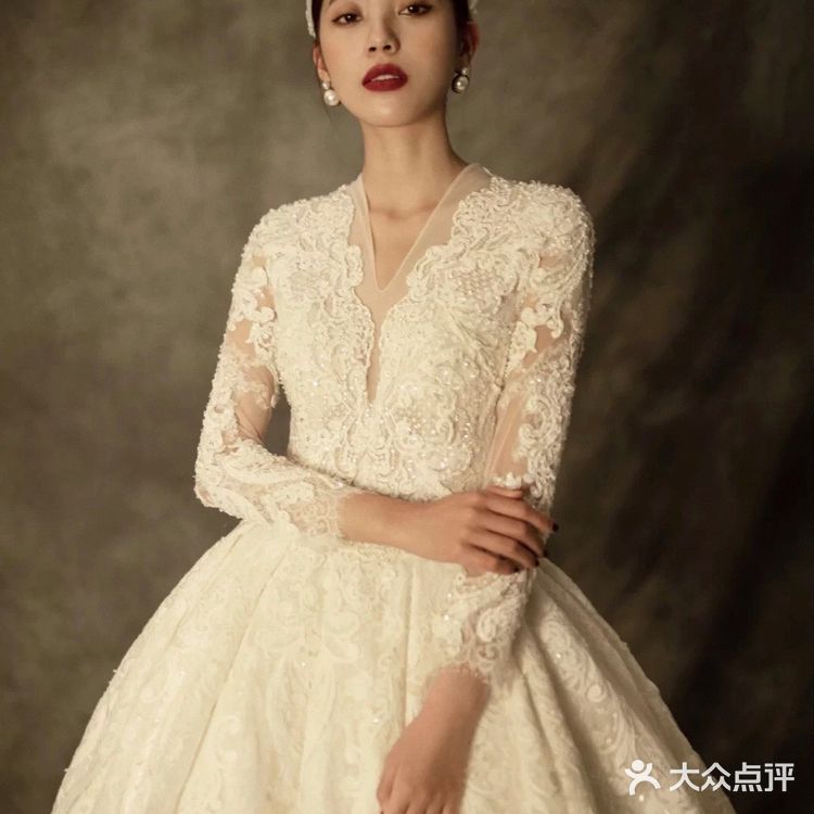 珍珠蕾丝婚纱
