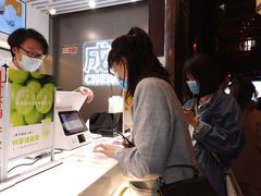 小姐姐游人在选择树夏饮品-树夏(锦里店)