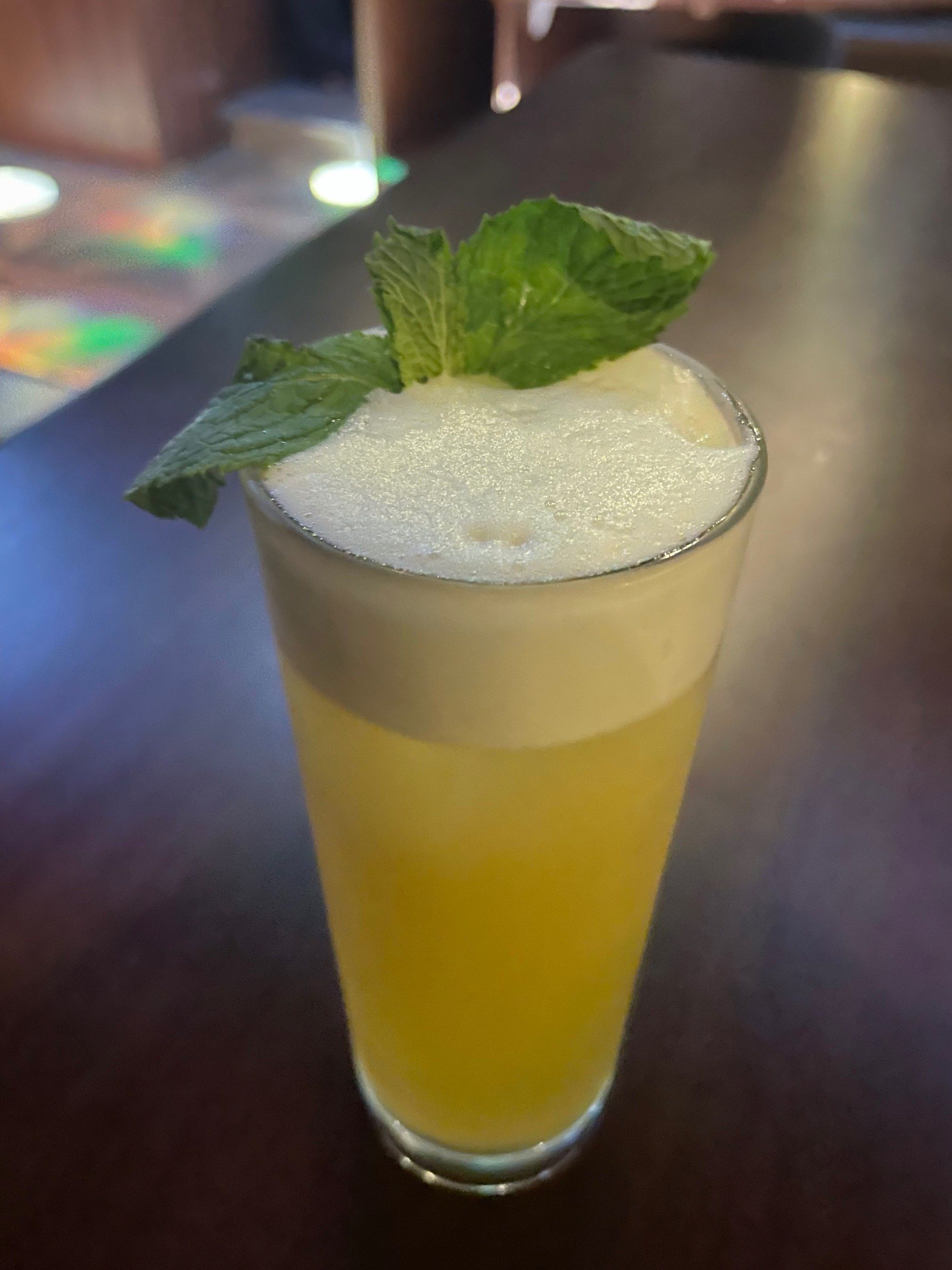 周末晚饭后来到一家酒馆喝饮料消食,意外惊喜是误入了一场复古拉丁舞