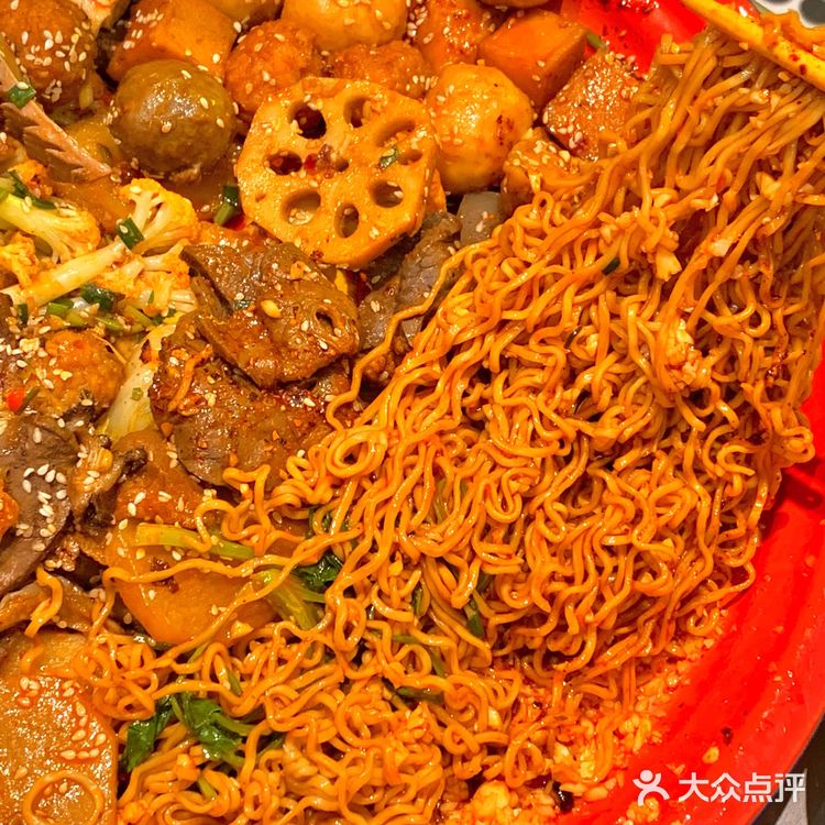 每次在小上刷到这种盘盘麻辣烫都要流口水 现在这个盘盘