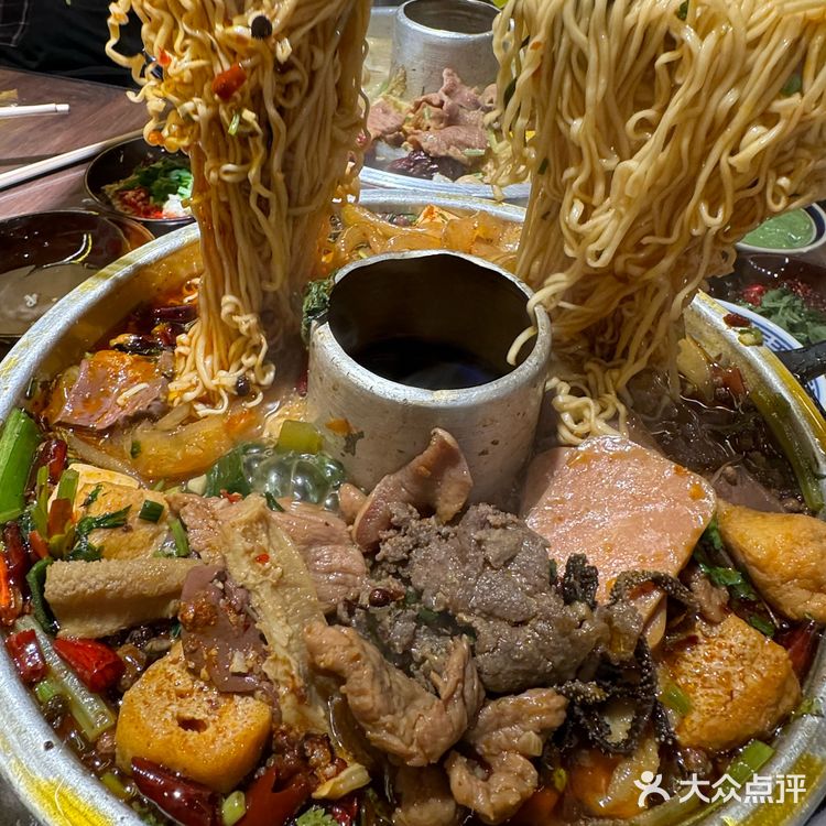 推荐他家的跷脚牛肉锅，里面真的超多牛肉，配上秘制料碟