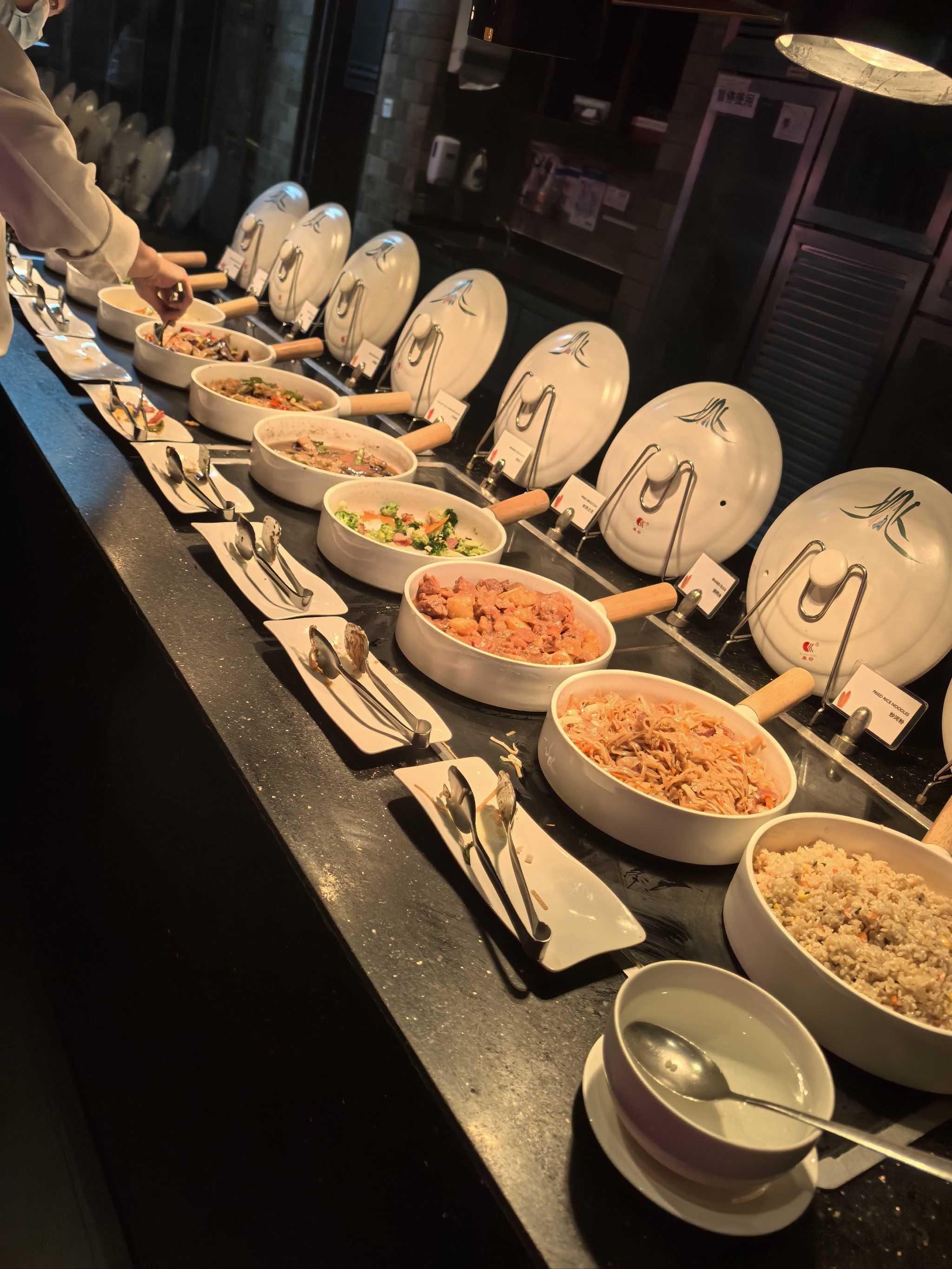 万丽酒店的早餐非常丰盛,中餐,西餐,海南