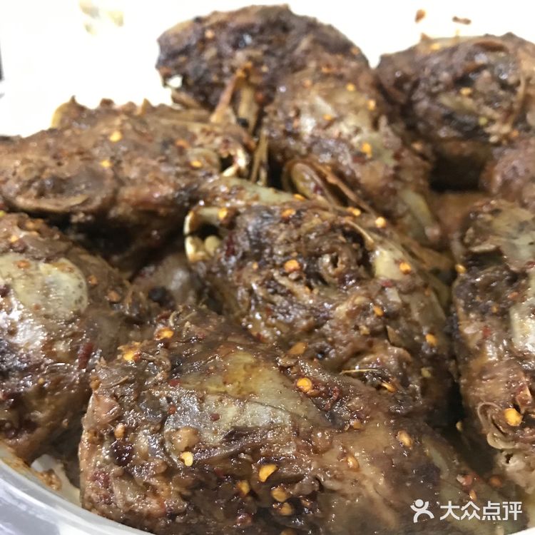 左手一个兔脑壳，右手一个鸭脑壳
