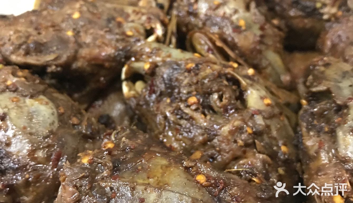 左手一个兔脑壳，右手一个鸭脑壳