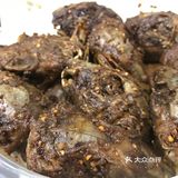 左手一个兔脑壳，右手一个鸭脑壳