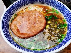 辣肉面加雪菜和毛豆-沪西老弄堂面馆(定西路店)