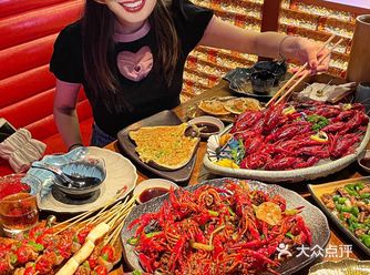 我们4个人点了一大桌子的菜！-