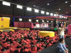 -嘿哟动霸CHUA·新潮玩运动娱乐中心·蹦床滑冰团建乐园