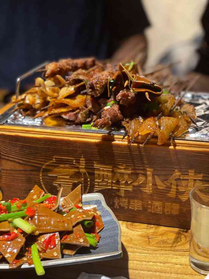 醉小侠烤串·酒肆(清凤时代店)-"店铺就在剑南大道旁,去的时候人还不