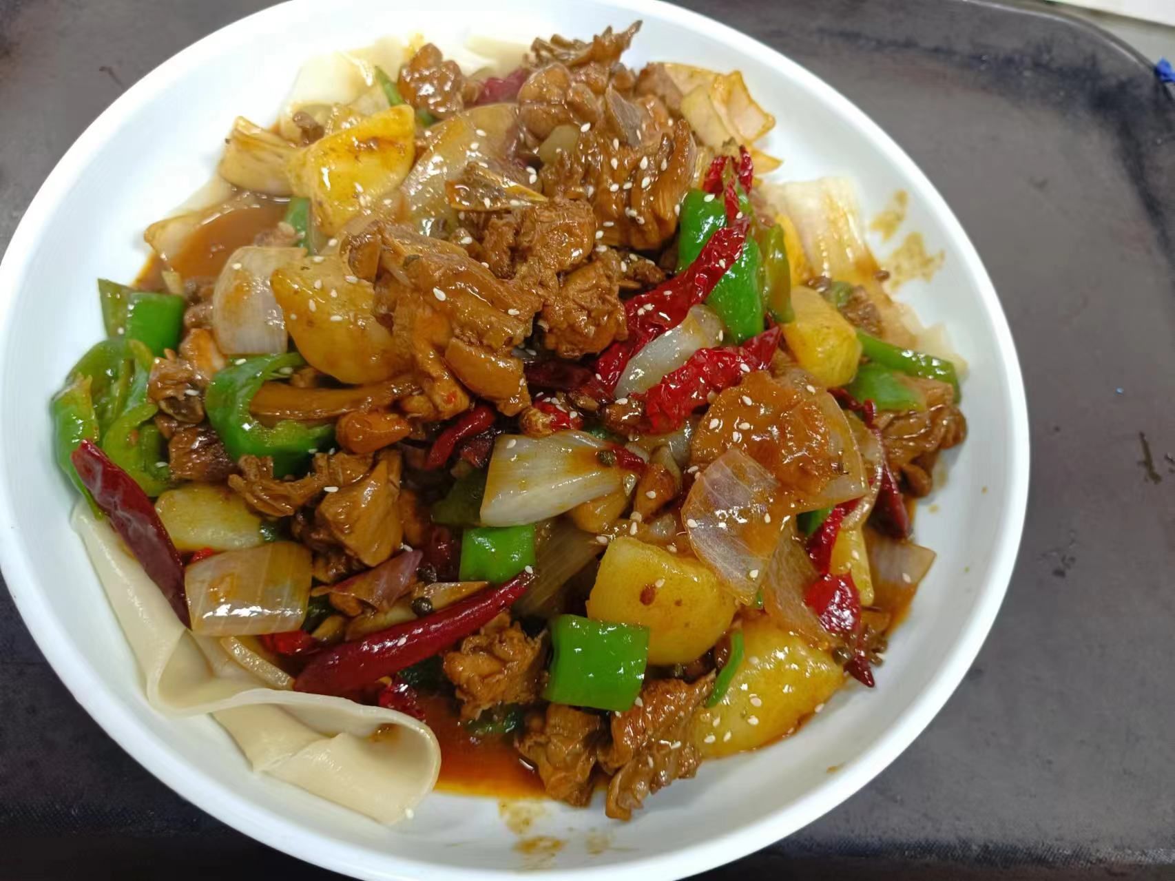 沙湾大盘鸡,味道真不错,鸡肉很入味,辣得