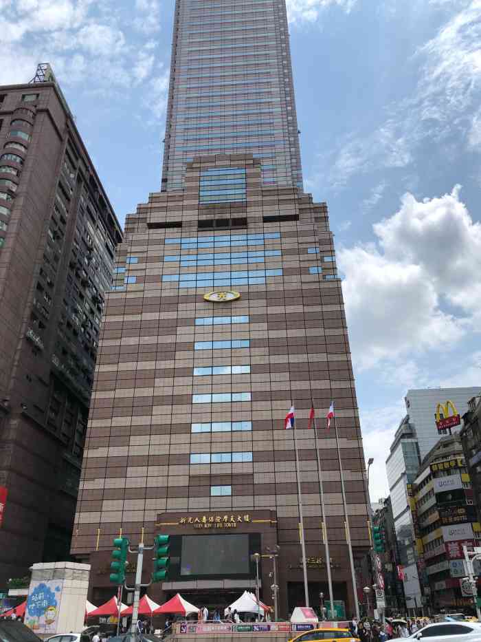 新光三越百货(台北站前店)-"新光三越是位於台湾台北市南京西路的一家