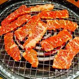 取出来先整体翻烤一会，然后再剪成小块烤熟