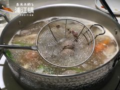 现熬牛骨汤-左庭右院鲜牛肉火锅(浦江欢乐颂店)