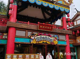 来渝乐小镇逛国风迪士尼