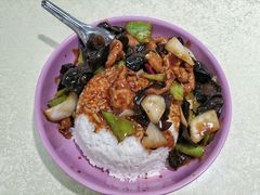 黑椒牛柳盖饭-中央财经大学-食堂