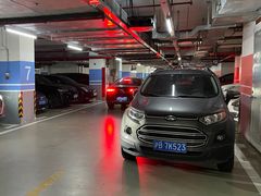 -绿地缤纷城-停车场