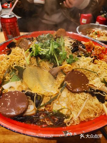 坐在竹板凳上吃的秤盘麻辣烫