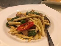 酸辣藕芽炒爽肉-利苑酒家(合景国际金融广场店)