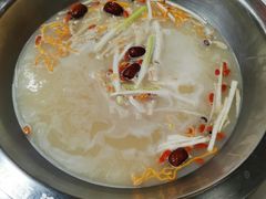 骨汤鸳鸯锅-喜悦小串丹东小黄牛海鲜烧烤大排档(民主广场店)