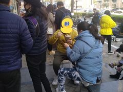 门外等位的-锅来乐地锅鸡(安亭店)