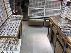 -美式眼镜·授权蔡司.依视路.尼康.豪雅.明月(人民广场店)