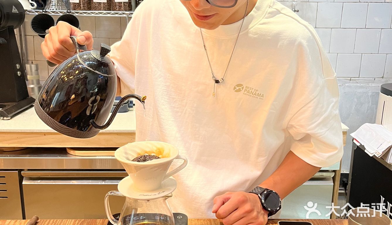 这是一家开业还不到一年的新店，却吸引了无比多