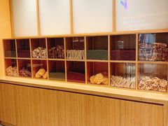 面包甜点陈列柜-炖物24章·顺时轻养茶(黄龙店)