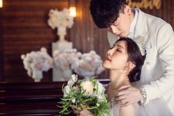 -现代经典婚纱摄影